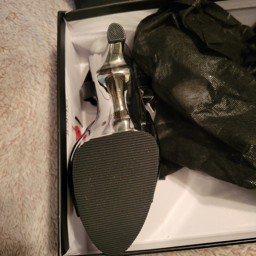 Never worn, Pleasers! - Picture 3 of 5
